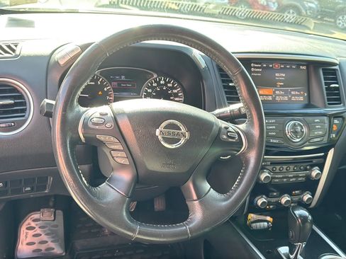 Used 2017 Nissan Pathfinder SV image 9