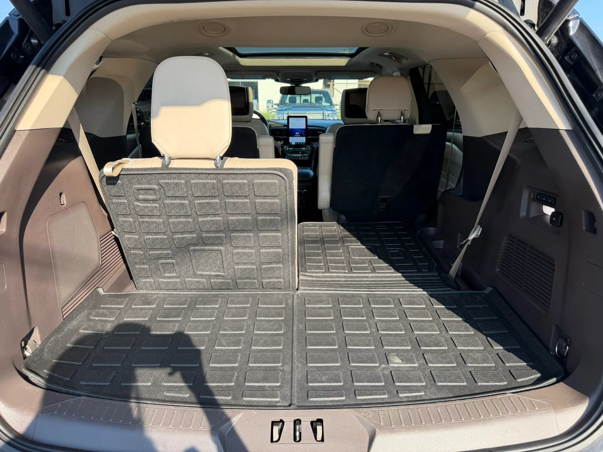 Used 2021 Ford Explorer Platinum w/ Equipment Group 601A AWD/4WD image 28