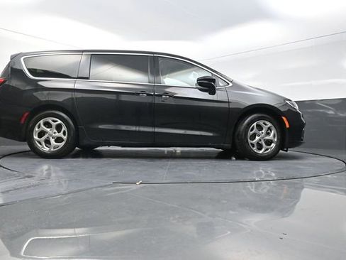 Used 2024 Chrysler Pacifica Limited image 36