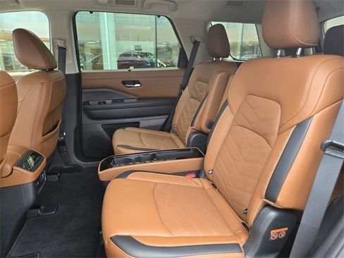 Used 2024 Nissan Pathfinder Platinum image 17