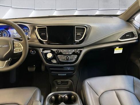 New 2026 Chrysler Pacifica Select image 28