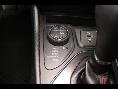 Used 2020 Jeep Cherokee Trailhawk w/ Comfort/Convenience Group AWD/4WD image 11
