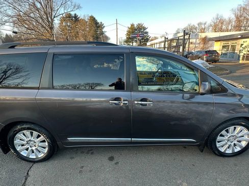 Used 2015 Toyota Sienna XLE Premium image 4