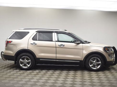 Used 2017 Ford Explorer XLT w/ Equipment Group 202A image 13