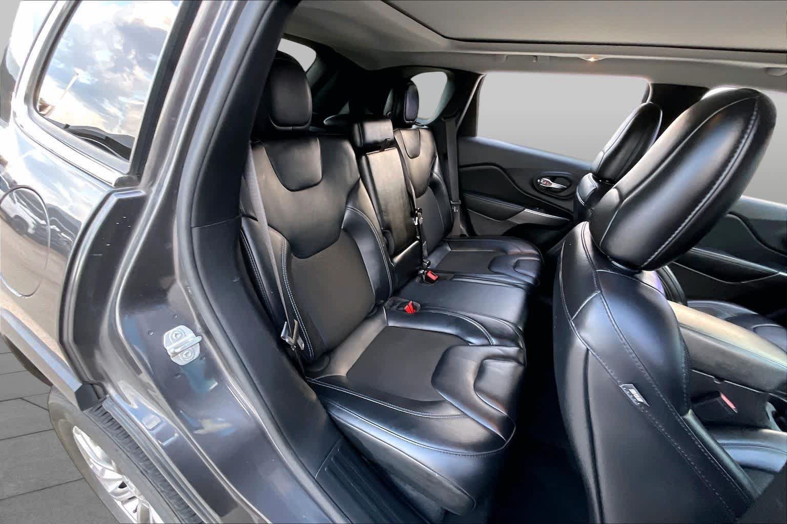 Used 2021 Jeep Cherokee Latitude Plus w/ Sun & Sound Group FWD image 19