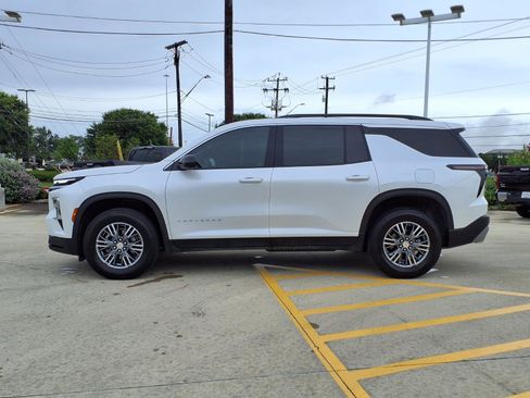 Used 2025 Chevrolet Traverse LT w/ Driver Confidence Package FWD image 8