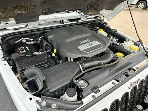Used 2015 Jeep Wrangler Unlimited Rubicon w/ Connectivity Group AWD/4WD image 26