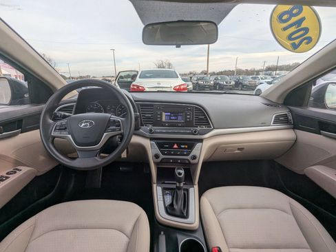 Used 2018 Hyundai Elantra SE image 12