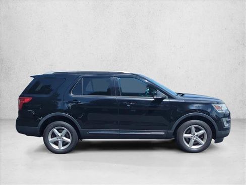 Used 2016 Ford Explorer XLT w/ Equipment Group 202A AWD/4WD image 4