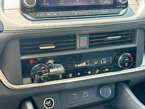 Used 2023 Nissan Rogue SV image 15