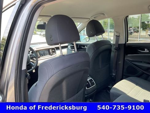 Used 2019 Kia Sorento FWD image 23