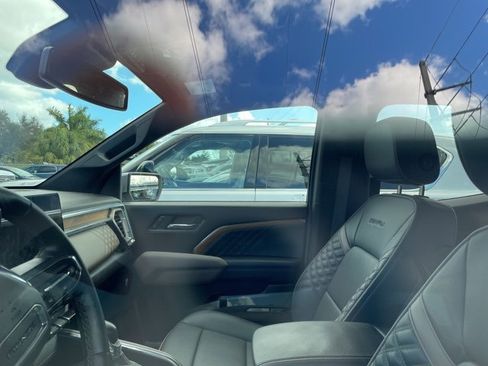 Used 2024 GMC Canyon Denali image 2