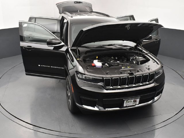 Used 2025 Jeep Grand Cherokee L Limited AWD/4WD image 25