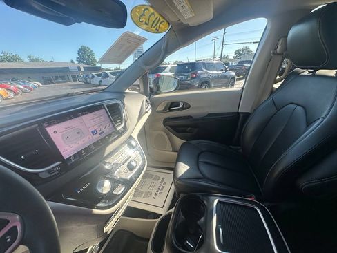 Used 2023 Chrysler Pacifica Touring-L FWD image 24