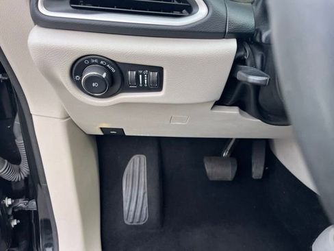 Used 2023 Chrysler Pacifica Touring-L FWD image 31