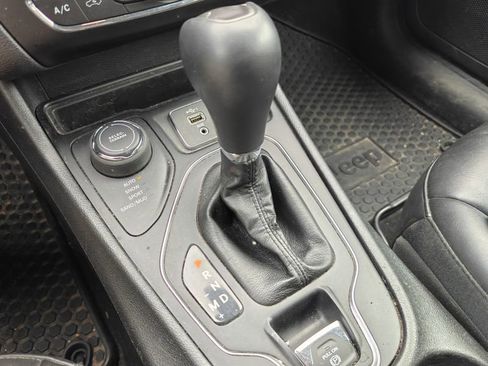Used 2019 Jeep Cherokee Latitude Plus w/ Cold Weather Group AWD/4WD image 18