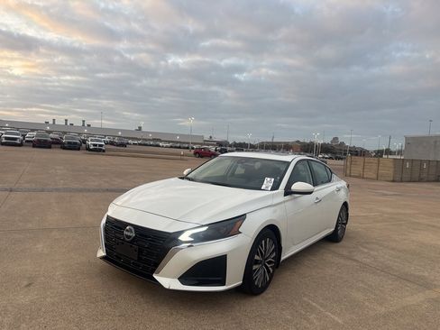 Used 2023 Nissan Altima 2.5 SV w/ SV Premium Package image 7