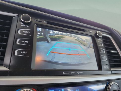Used 2019 Toyota Highlander XLE FWD image 23
