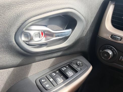 Used 2017 Jeep Cherokee Latitude FWD image 19