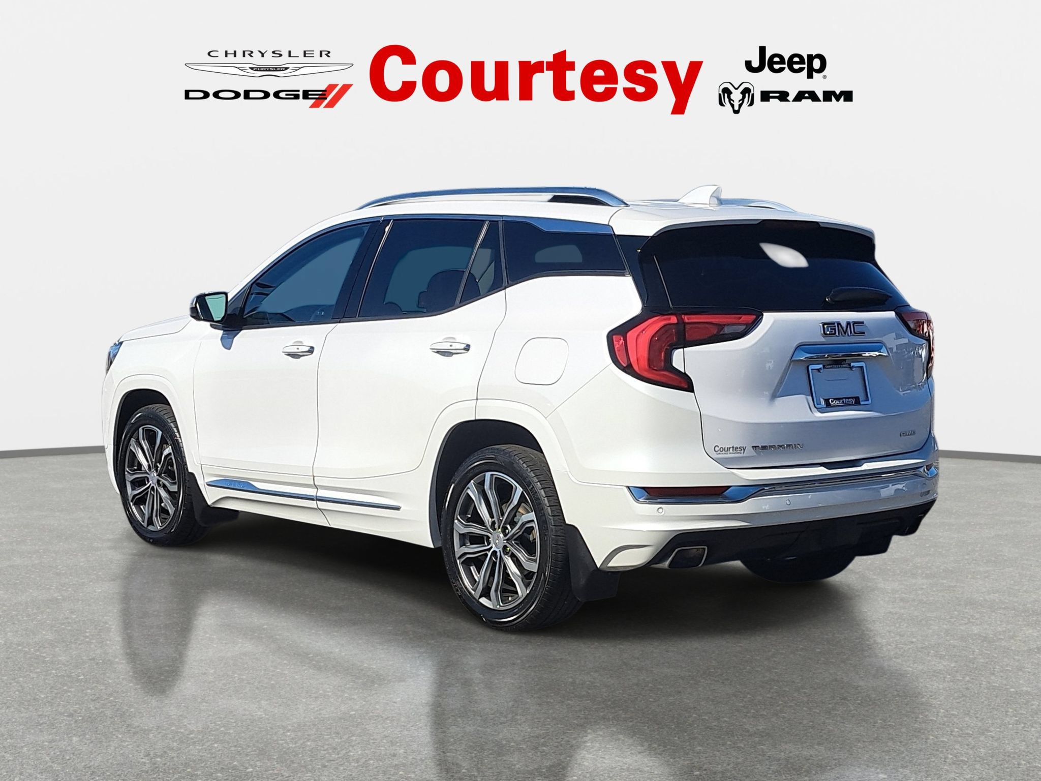 Used 2020 GMC Terrain Denali w/ Denali Premium Package AWD/4WD image 5