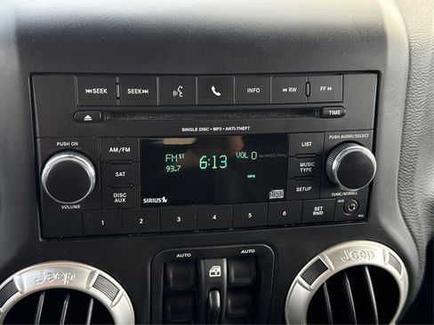 Used 2017 Jeep Wrangler Unlimited Rubicon w/ Connectivity Group image 22