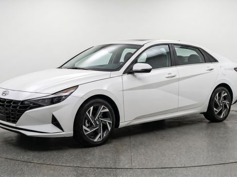 Used 2025 Hyundai Elantra SEL image 3