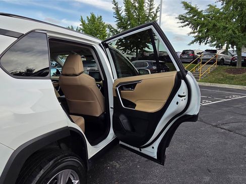 Used 2022 Toyota RAV4 XLE AWD/4WD image 32