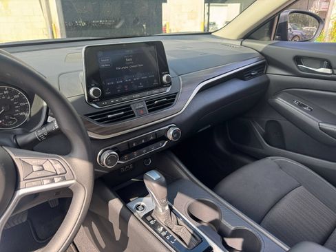 Used 2025 Nissan Altima 2.5 SV FWD image 17