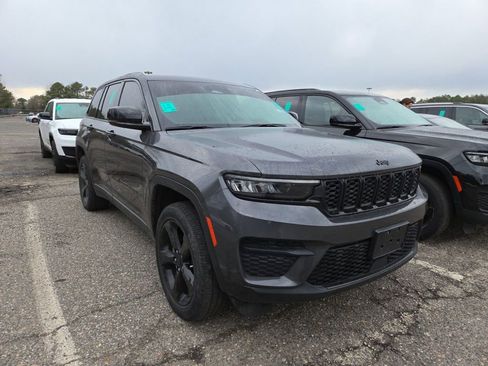Used 2023 Jeep Grand Cherokee Altitude image 3