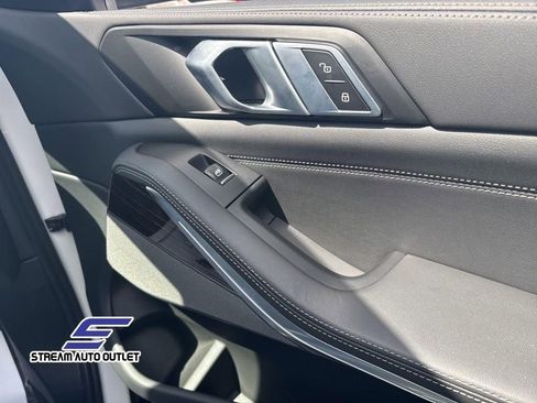 Used 2025 BMW X5 xDrive50e image 12