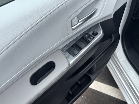 Used 2025 Toyota Sienna XLE w/ XLE Plus Package FWD image 15