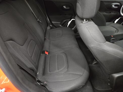 Used 2018 Jeep Renegade Latitude FWD image 11