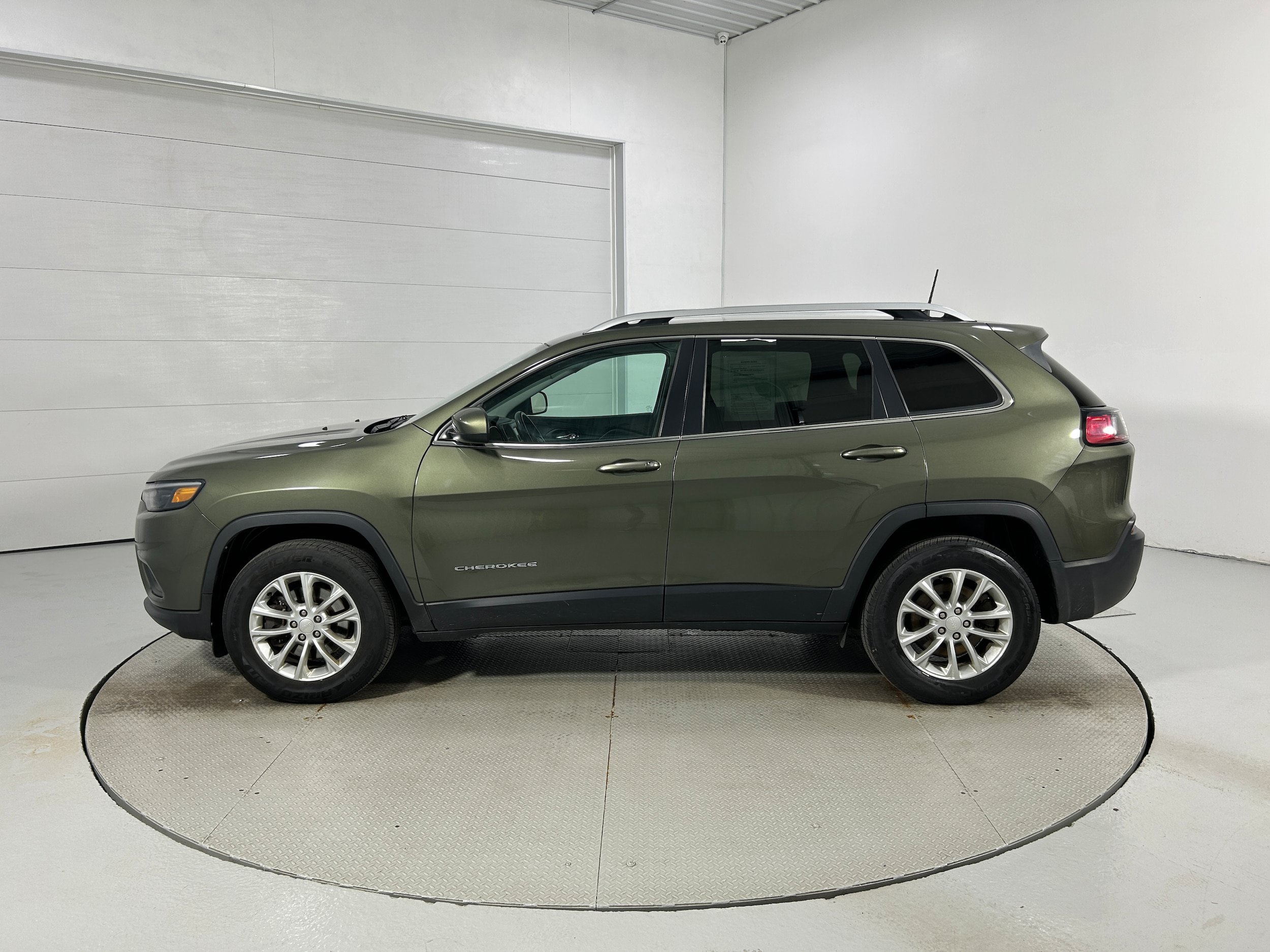 Used 2019 Jeep Cherokee Latitude w/ Cold Weather Group AWD/4WD image 22