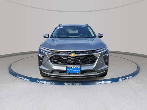 Used 2025 Chevrolet Trax LT w/ LT Convenience Package image 2