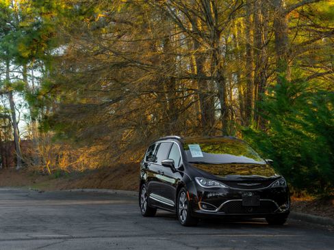 Used 2019 Chrysler Pacifica Limited w/ Tire & Wheel Group image 41