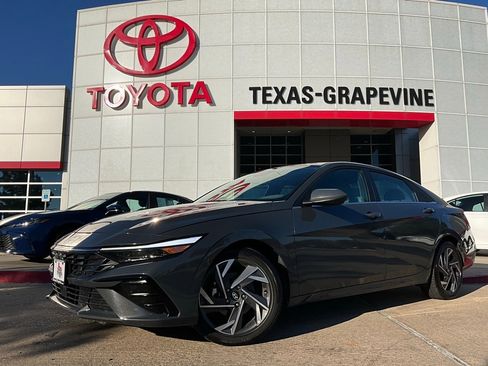 Used 2025 Hyundai Elantra SEL image 2