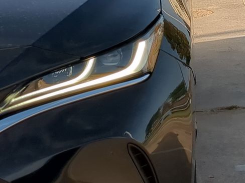 Used 2023 Toyota Venza XLE image 10