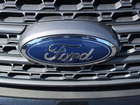 Used 2023 Ford Explorer XLT w/ Equipment Group 202A AWD/4WD image 10