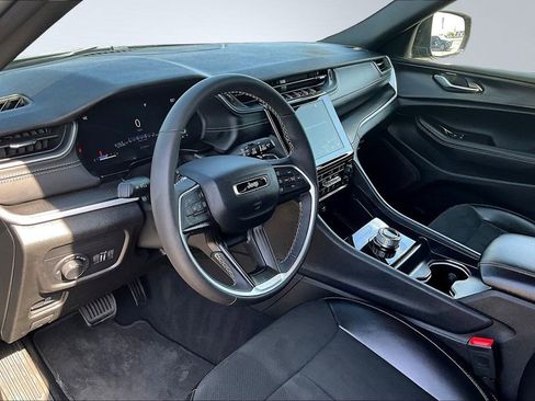 Used 2025 Jeep Grand Cherokee Altitude AWD/4WD image 18