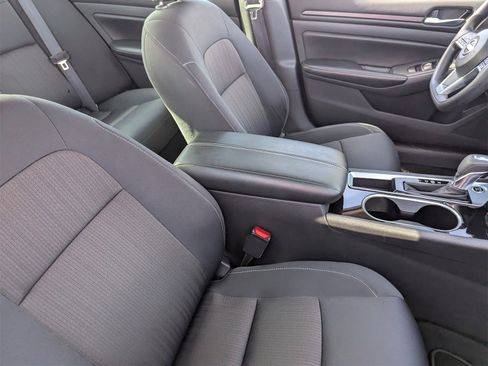 Used 2024 Nissan Altima 2.5 SV image 10