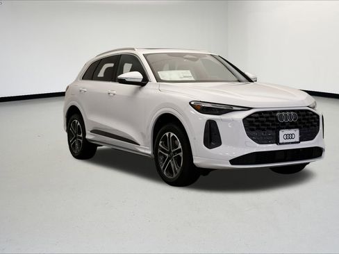 Used 2025 Audi Q5 Premium w/ Convenience Package image 7