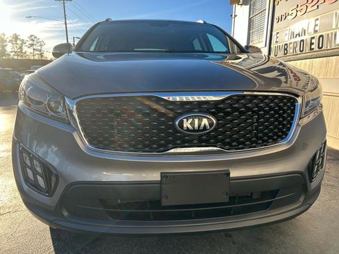 Used 2017 Kia Sorento LX image 3