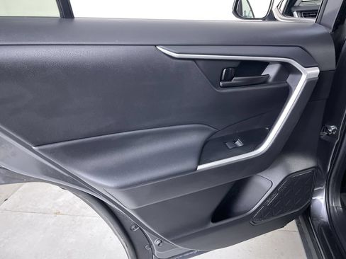Used 2021 Toyota RAV4 LE AWD/4WD image 18