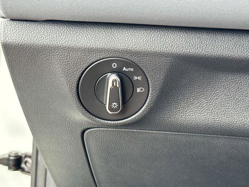 Used 2025 Volkswagen Jetta SE FWD image 30