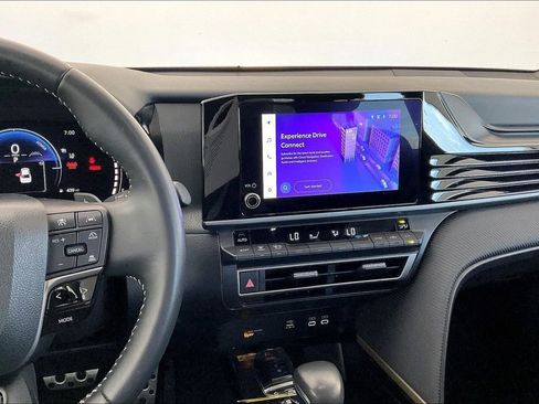 Used 2025 Toyota Camry SE image 9