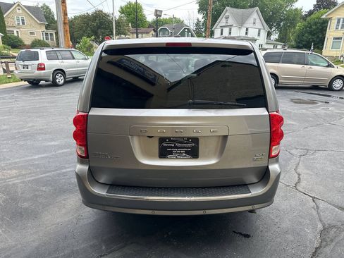 Used 2016 Dodge Grand Caravan SXT w/ Rear Park Assist Package FWD image 4