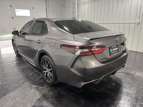 Used 2022 Toyota Camry SE image 3