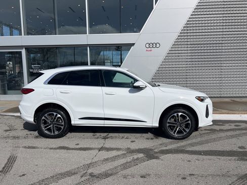 Used 2025 Audi Q5 Premium w/ Convenience Package image 16