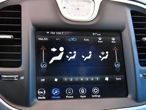 Used 2022 Chrysler 300 Touring w/ Sport Appearance Package image 23