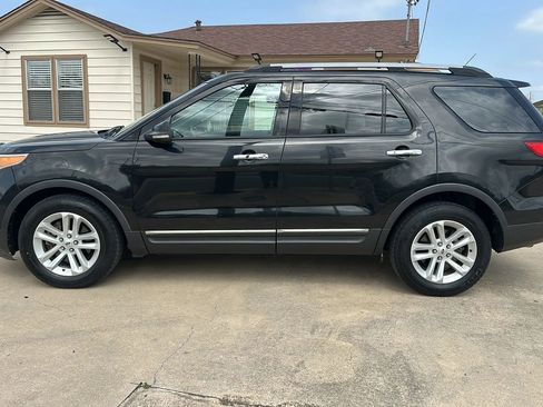 Used 2013 Ford Explorer XLT image 2